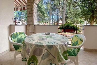 Ferienwohnung mit Terrasse mit Tisch und Stüh