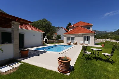 Villa mit grossem Aussenpool