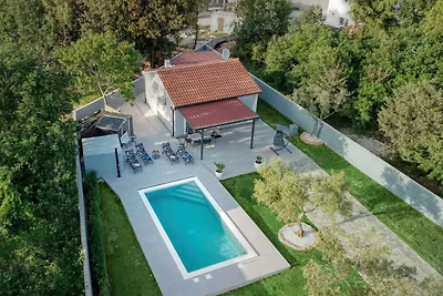 Ferienhaus mit Swimmingpool in Strandnähe