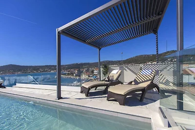 Ferienhaus mit Pool und Meerblick