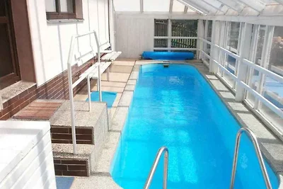 Ferienhaus mit Schwimmbad, Trampolin und