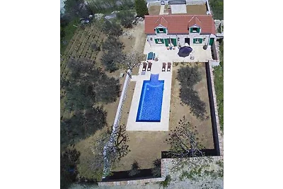 Villa mit Pool und Klimaanlage