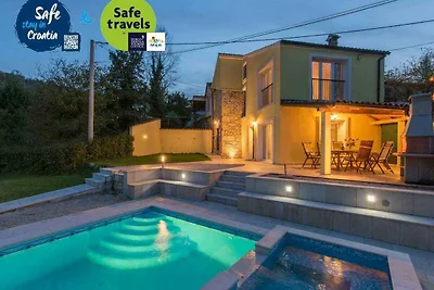 Ferienhaus mit Pool und Klimaanlage