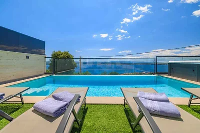 Ferienhaus mit Pool und Meerblick