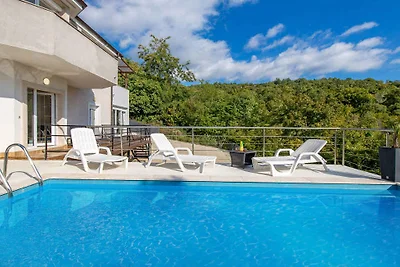 Ferienhaus mit Terrasse und Pool