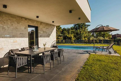 Villa mit Klimaanlage und Aussenpool