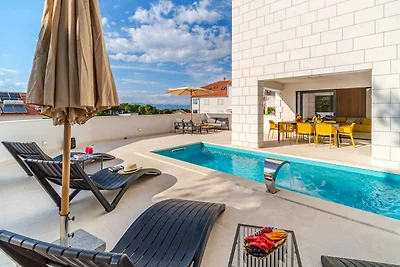 Villa mit Pool und Klimaanlage