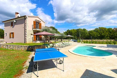 Villa mit Swimmingpool, Kinderspielplatz und