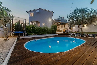 Villa mit Swimmingpool und Grillplatz