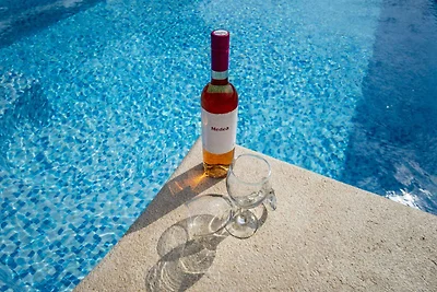 Villa mit Swimmingpool, Tischtennis und