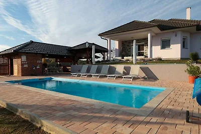 Villa mit Aussenpool