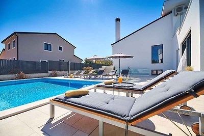 Villa mit Pool und Sonnenschirm