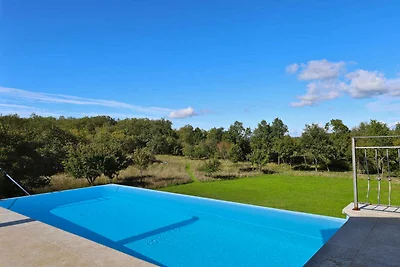 Villa mit Swimmingpool in ruhiger Umgebung