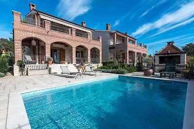 Villa mit Pool und schöner Aussicht