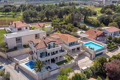 Villa mit Aussenpool und Meerblick