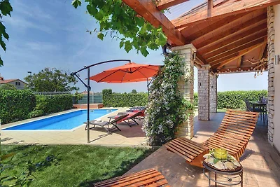 Villa mit Pool und Terrasse