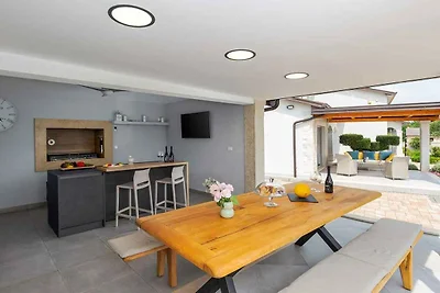 Villa mit Klimaanlage und Aussenpool