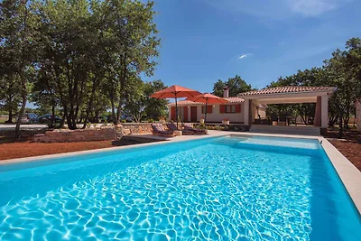 Villa mit Pool und grosszügigem Grundstück