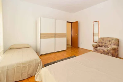 Ferienwohnung mit Balkon mit Gartenmöbeln