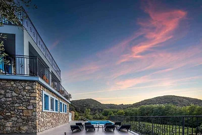 Villa mit Pool und Meerblick