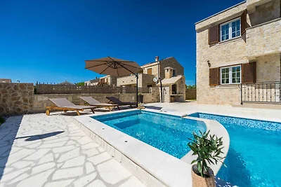 Ferienhaus mit Pool und Klimaanlage
