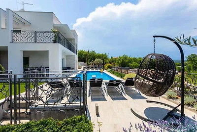 Ferienhaus mit Pool für 8 Personen