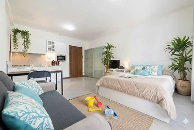 Studio mit Klimaanlage und Balkon