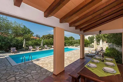 Villa mit Gemeinschaftspool und Garten