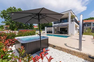 Villa Lucia mit Whirlpool und privatem Pool i