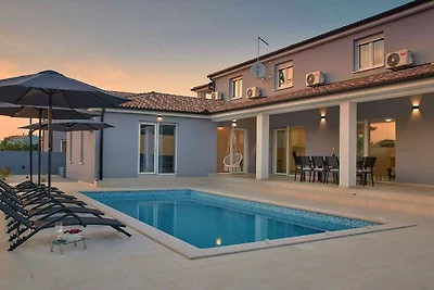 Villa mit Klimaanlage und Pool