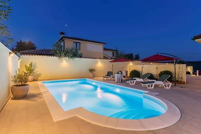 Villa mit Pool und Terrasse