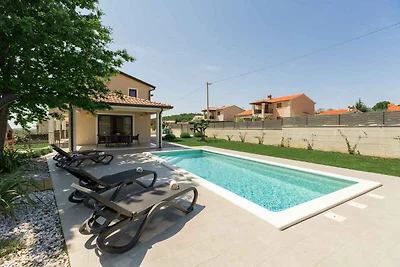 Ferienhaus mit Pool und schöner überdachter