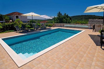 Ferienhaus aus Stein mit Pool