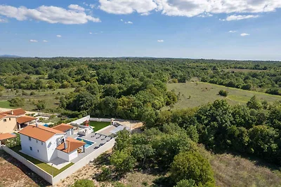 Villa mit Swimmingpool und Kinderspielplatz