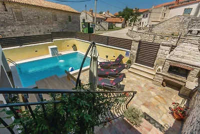 Ferienhaus mit Pool und umzäuntem Garten