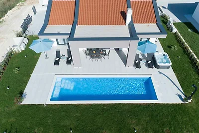 Villa mit Privatpool und Whirlpool