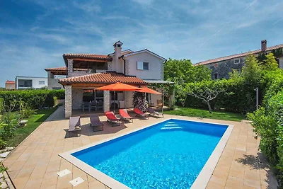 Villa mit Pool und Terrasse