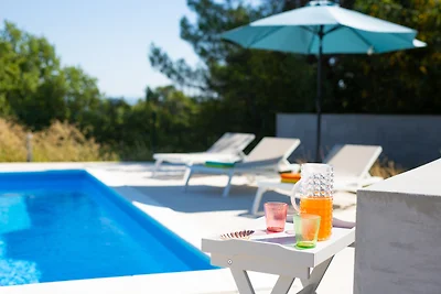 Villa mit Pool in einer ruhigen Gegend in der