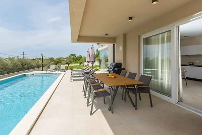 Villa mit Pool, Meerblick