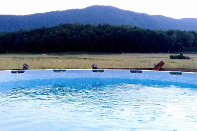 Ferienhaus mit Aussenpool und Garten