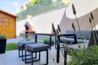 Ferienwohnung mit einer mit Tisch, Stühlen un