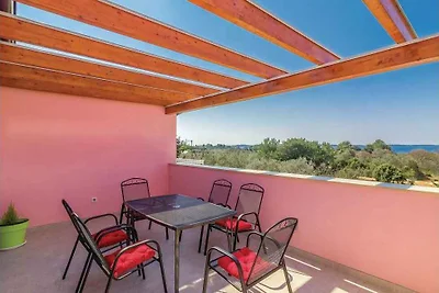 Villa mit Swimmingpool, Terrasse und Grill