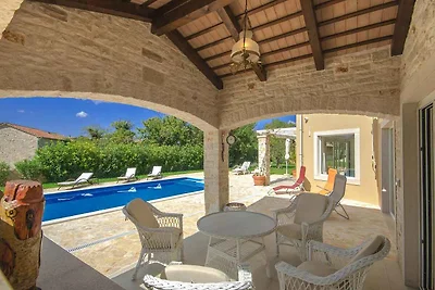 Villa luxuriös eingerichtet mit Swimmingpool