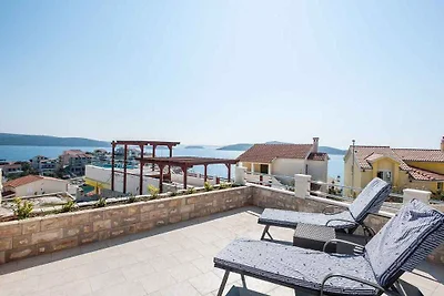 Villa mit Pool und Meerblick