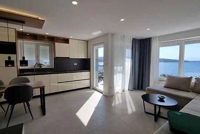 Ferienwohnung mit Swimmingpool und Meerblick