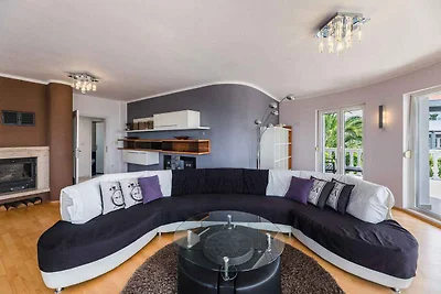 Villa mit Swimmingpool und Whirlpool