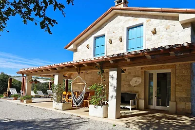 Villa mit Swimmingpool in ruhiger Umgebung