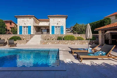 Villa mit Pool für 8 Personen