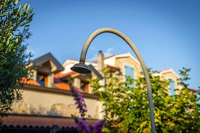 Gemütliches Gartenhaus in Mundanije auf der I