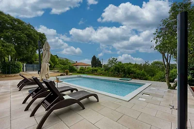 Villa mit Pool und Klimaanlage